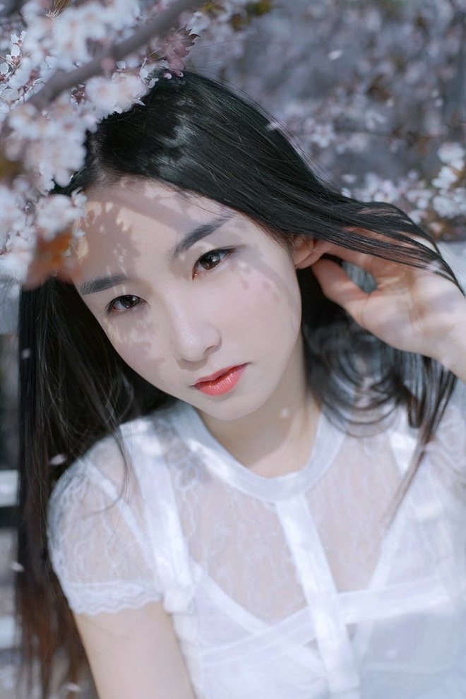 清纯长发甜美少女户外迷人俏皮写真