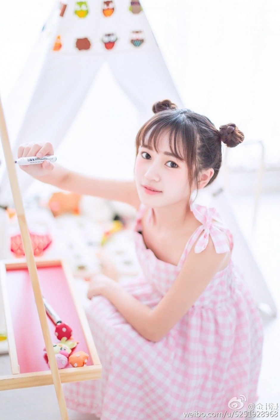 00后萌妹子金书漫清新丸子头自拍图片