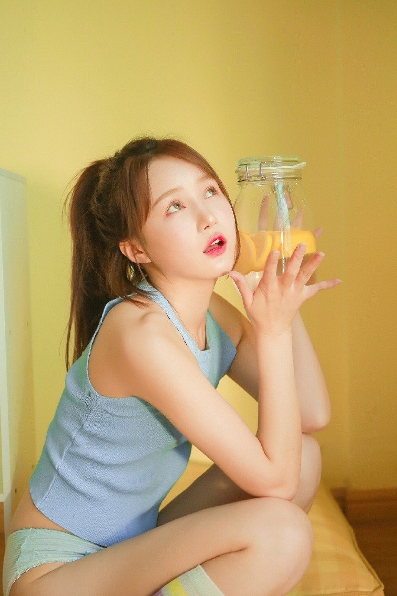 长马尾小翘臀美女粉肩玉腿私房性感写真图片