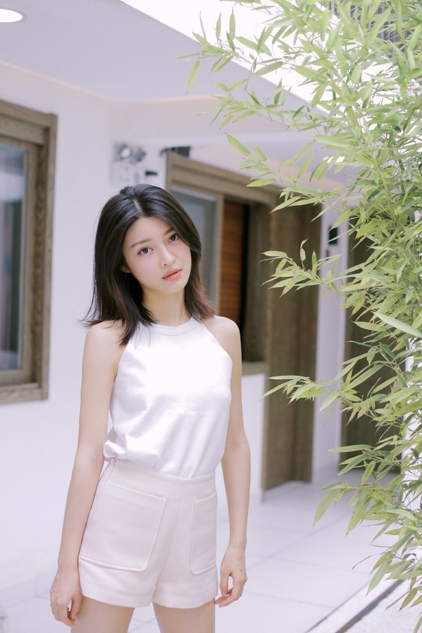 神似舒淇清纯白嫩短发熟女时尚魅力生活写真图片