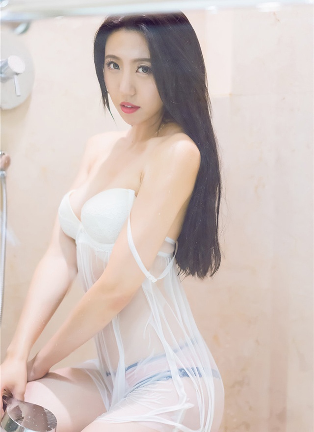 极品女神大熙雪白美腿外露诱人风情万种写真