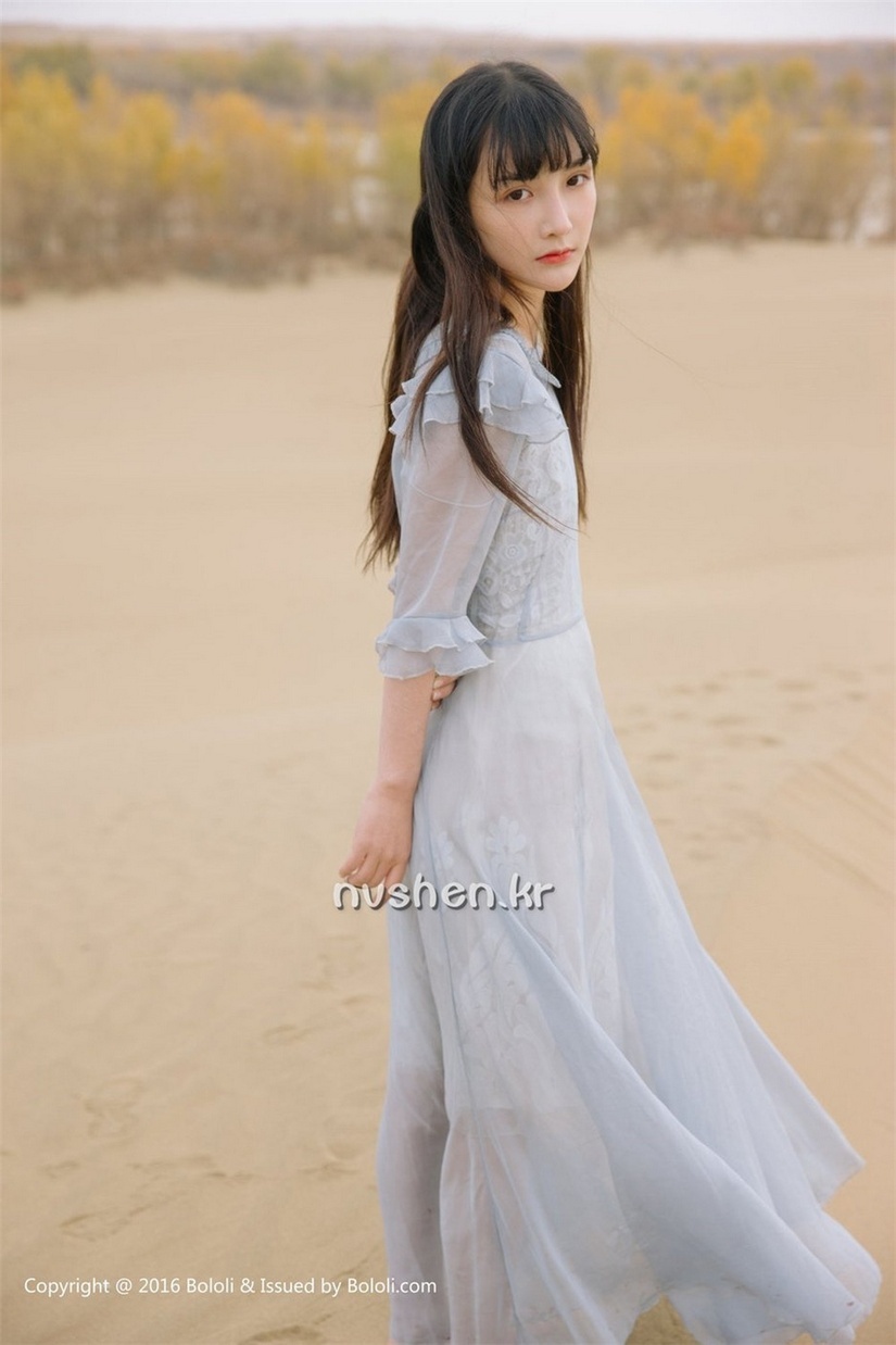 素雅高挑美女沙漠胡杨林唯美写真图片