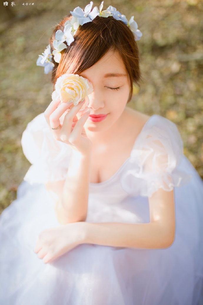 甜美可爱美少女户外白色连衣裙美腿酥胸写真
