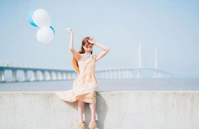 文艺范美女长发披肩五官清秀户外图片