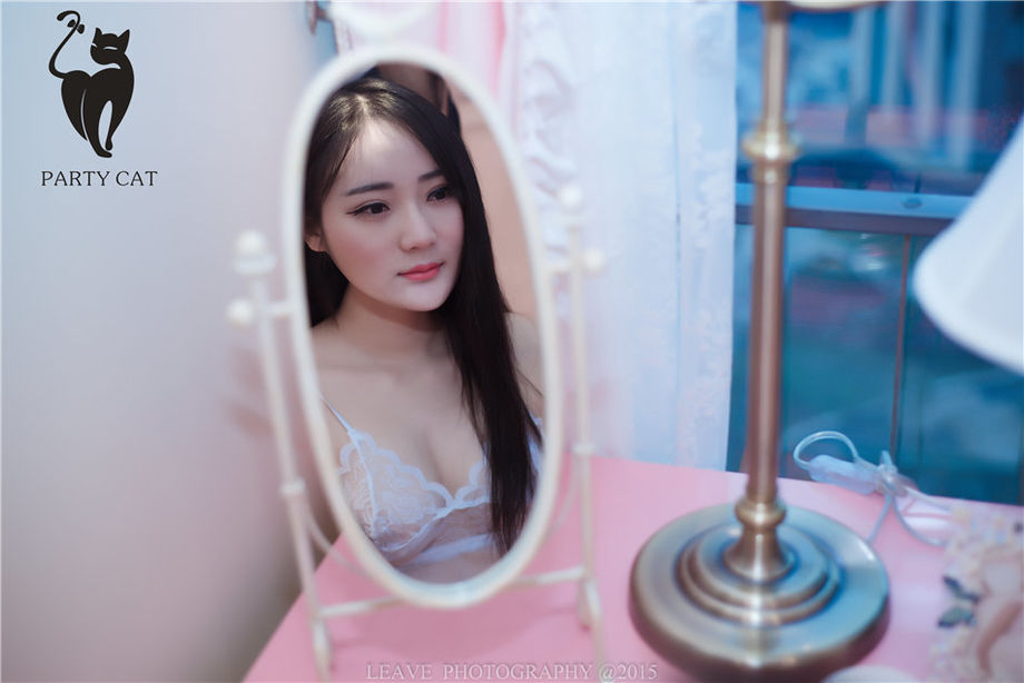 气质吊带睡衣美女酒店浴室香艳西西人体艺术勾引写真高清图片