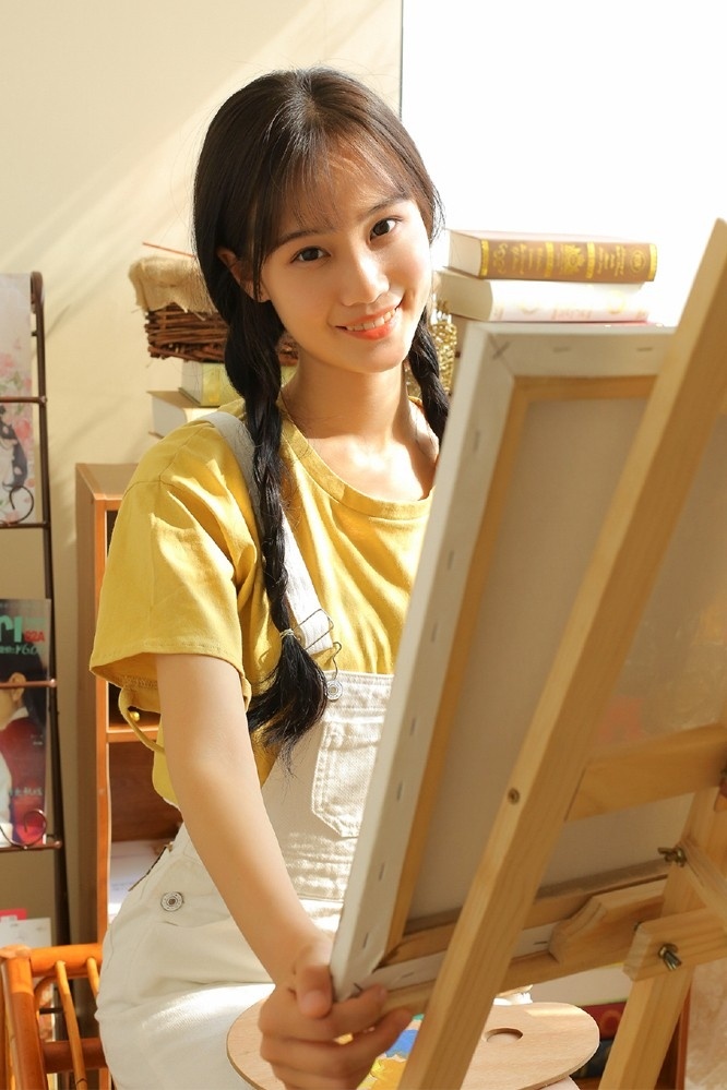 明眸皓齿小美女私房吊带香肩小露酥胸写真图片