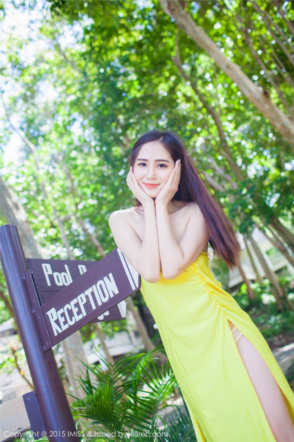 大长腿美女SISY思低胸高叉裙诱惑写真