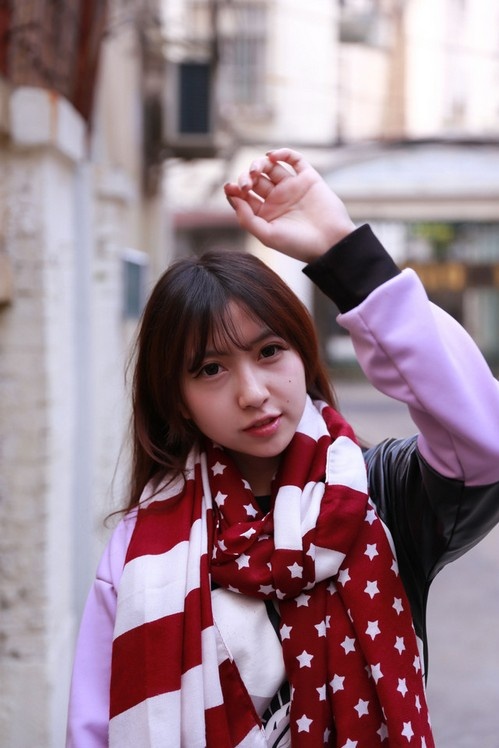 00后清纯稚嫩少女街头白皙长腿美拍图片