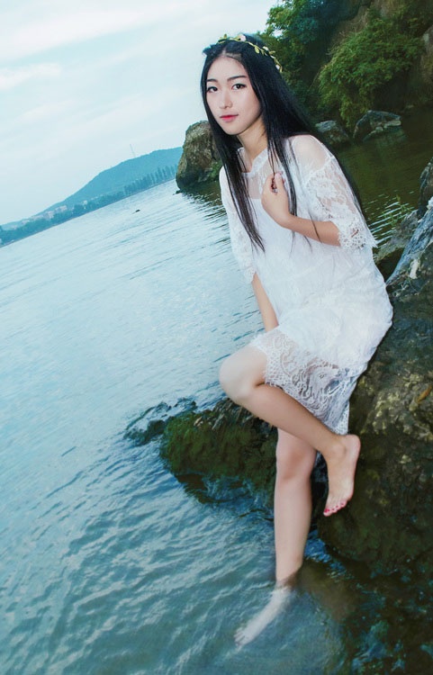 网红女神海边白色长裙秀丽脱俗写真图片