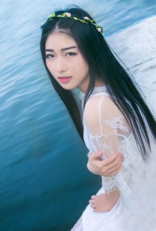 网红女神海边白色长裙秀丽脱俗写真图片