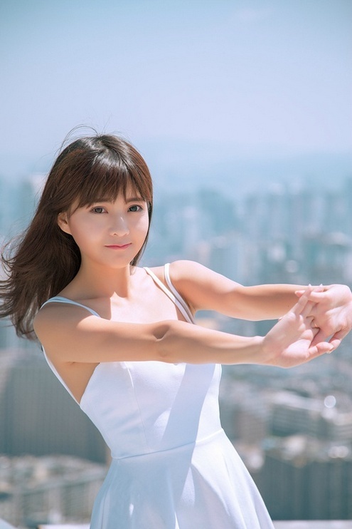 网红美女高台上低胸白色吊带裙迷人写真照