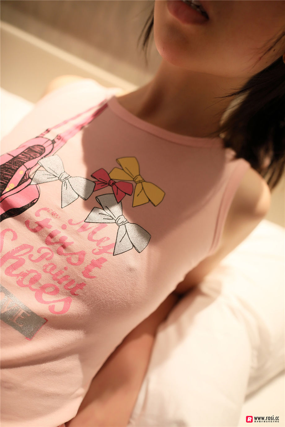 ROSI写真 清纯学生妹性感翘臀人体私拍摄影图片