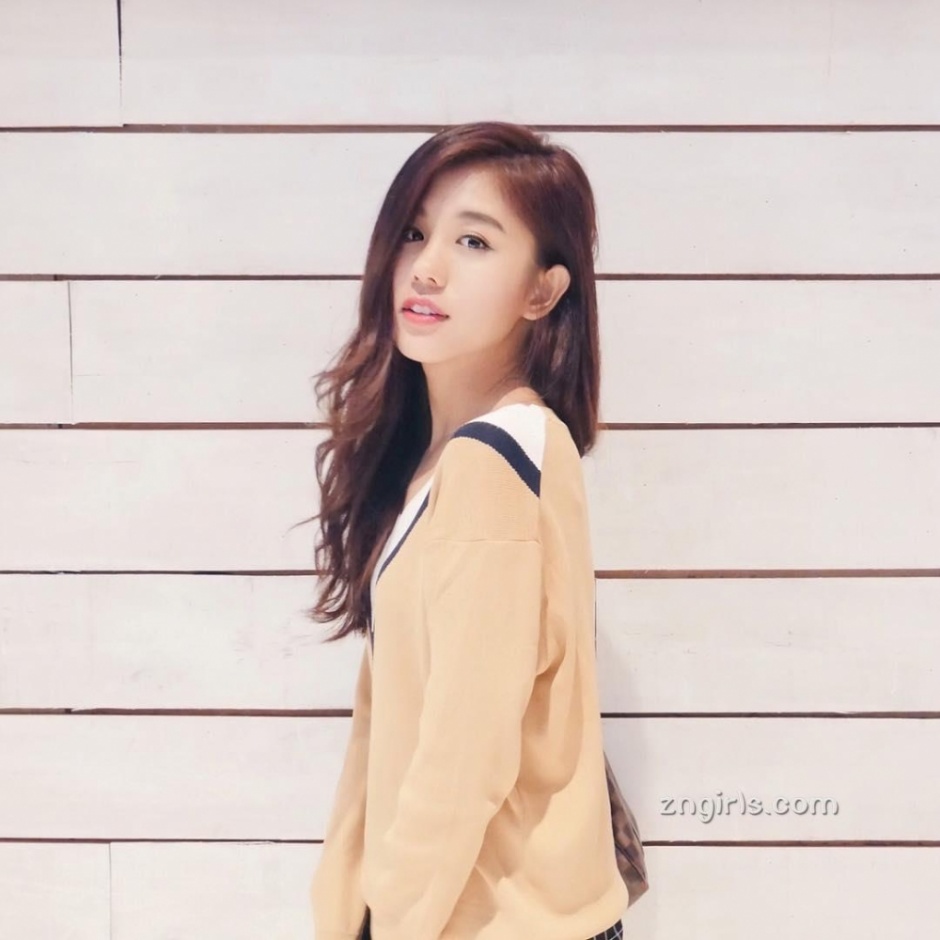 明眸皓齿气质美女Kelly Tan甜美街拍写真图片