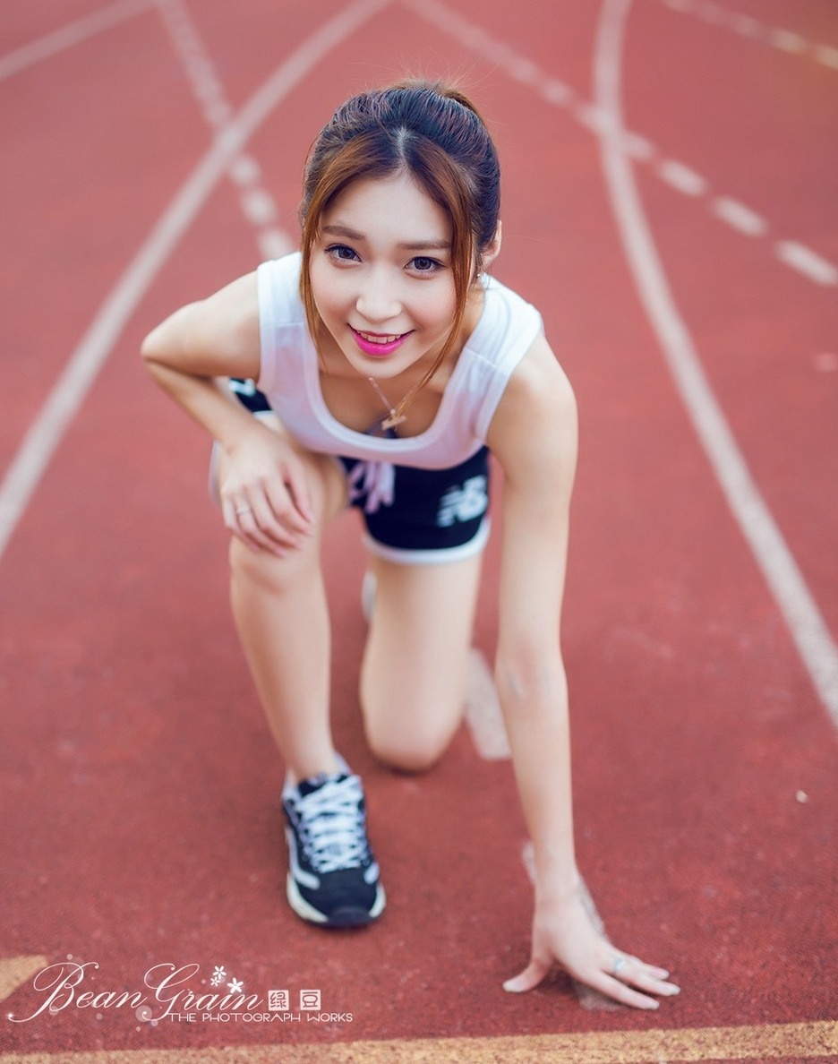 休闲运动装美女清纯白皙校园操场大秀性感小蛮腰