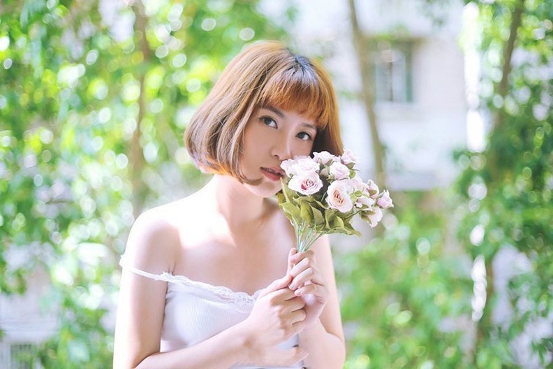 性感短发美女蕾丝肩带滑落白胸诱人图片