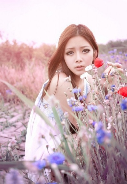 超漂亮的清纯气质混血美女花丛中梦幻写真