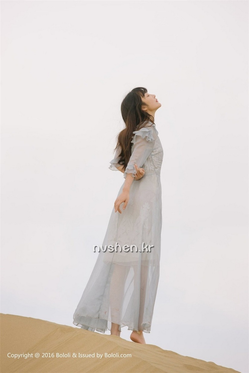 素雅高挑美女沙漠胡杨林唯美写真图片