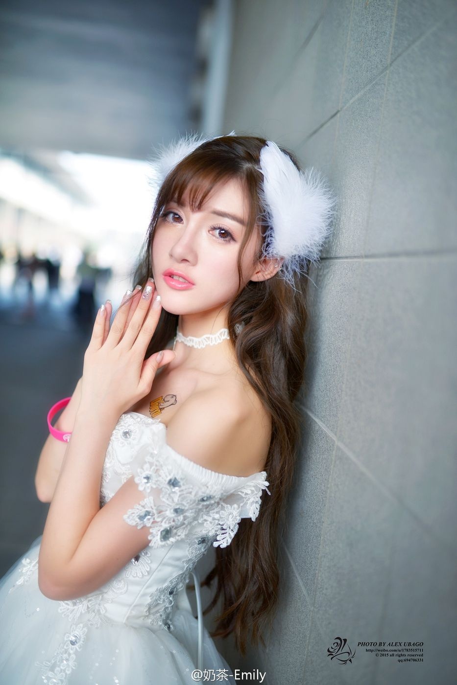 清新美女奶茶Emily千娇百媚性感养眼街拍图片