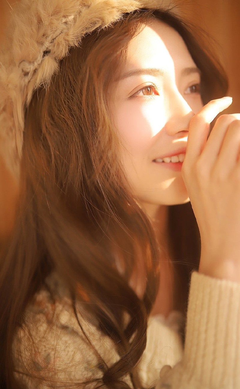 长发雪绒帽美女粉嫩脸蛋居家气质养眼写真图片
