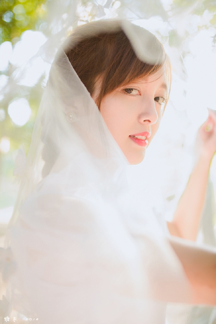 甜美可爱美少女户外白色连衣裙美腿酥胸写真