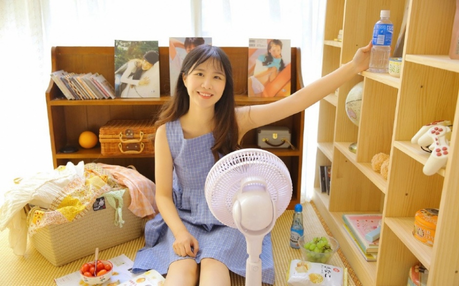 白皙美女萝莉长发披肩露齿甜笑居家图片