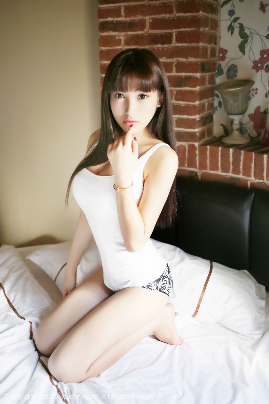 巨胸美女模特性感私房内衣照+诱惑护士制服写真