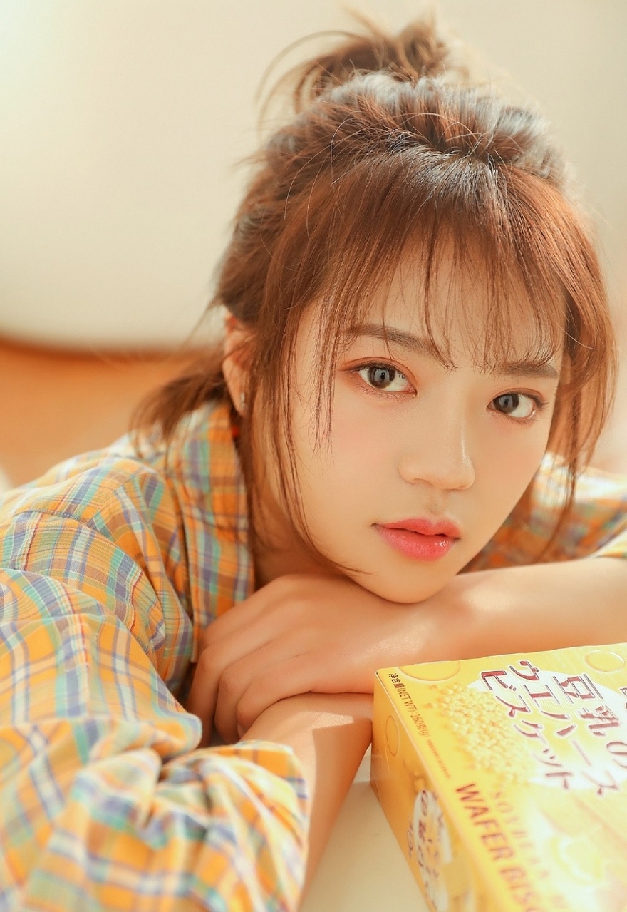 丸子头邻家美少女热裤大长腿房内惬意写真