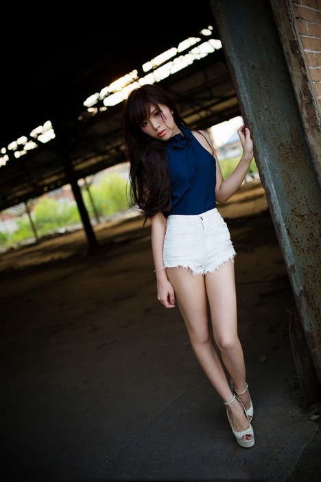 白皙光滑长腿美女娇柔可人厂房废墟写真图片