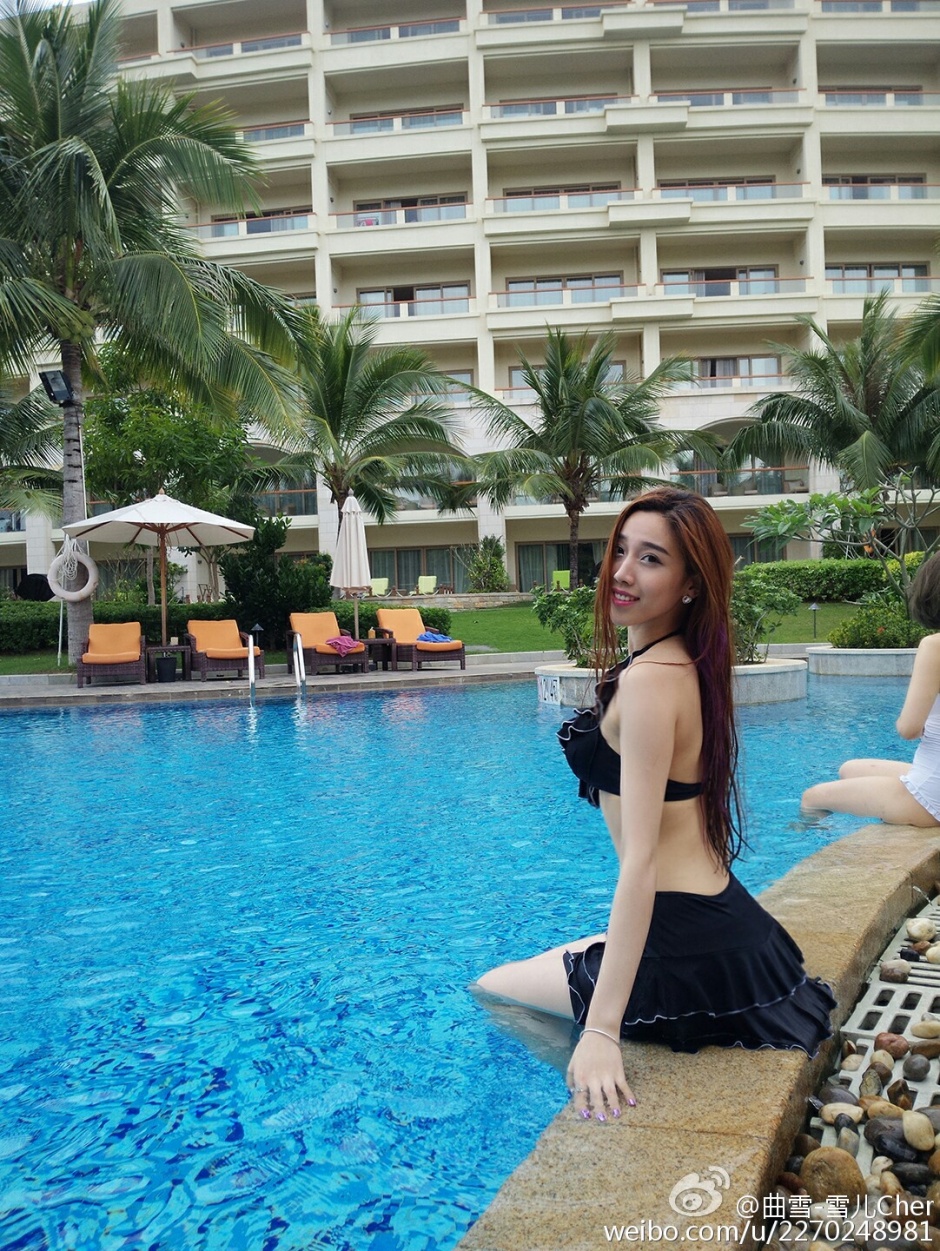 网红女神曲雪腰细腿长高叉牛仔裙诱惑街拍写真