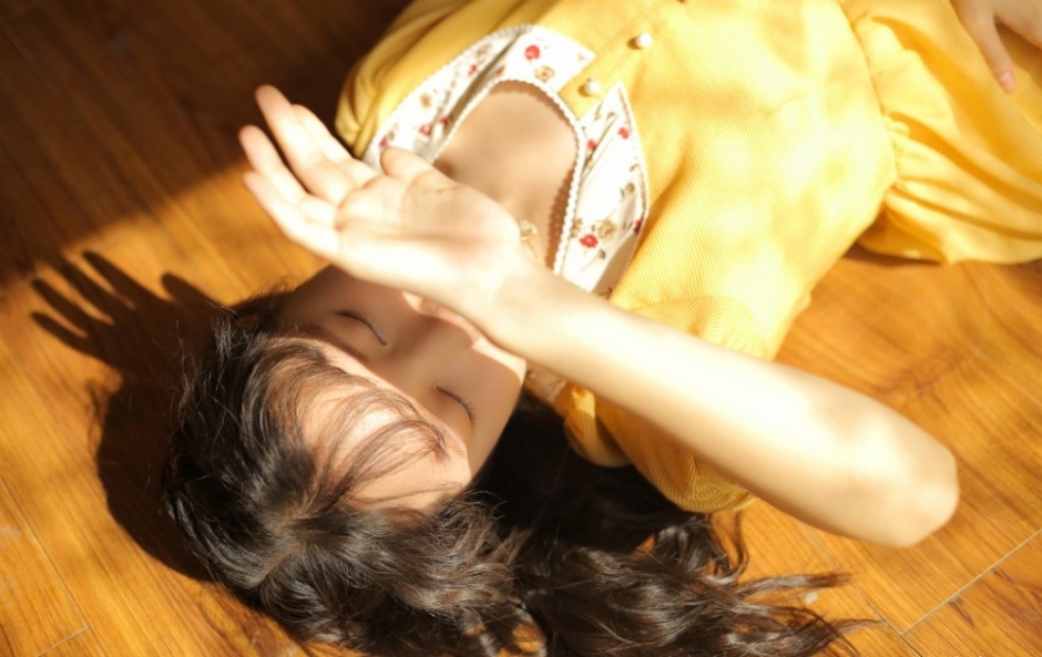 清新国模少女惬意午后治愈系个人艺术写真图片