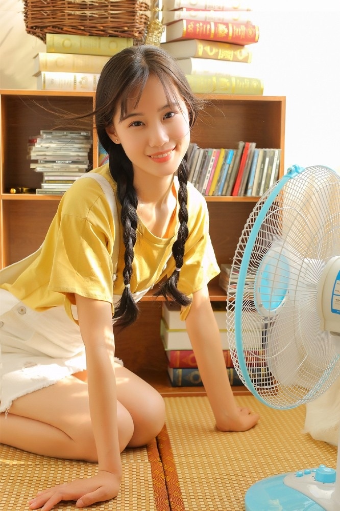 明眸皓齿小美女私房吊带香肩小露酥胸写真图片