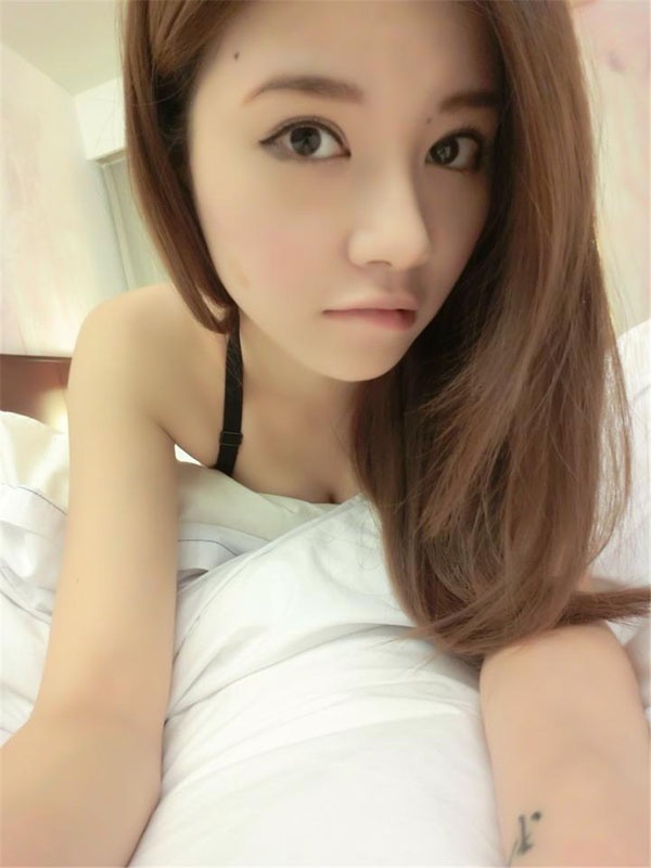 俏皮白嫩萝莉可爱迷人私房小露酥胸自拍