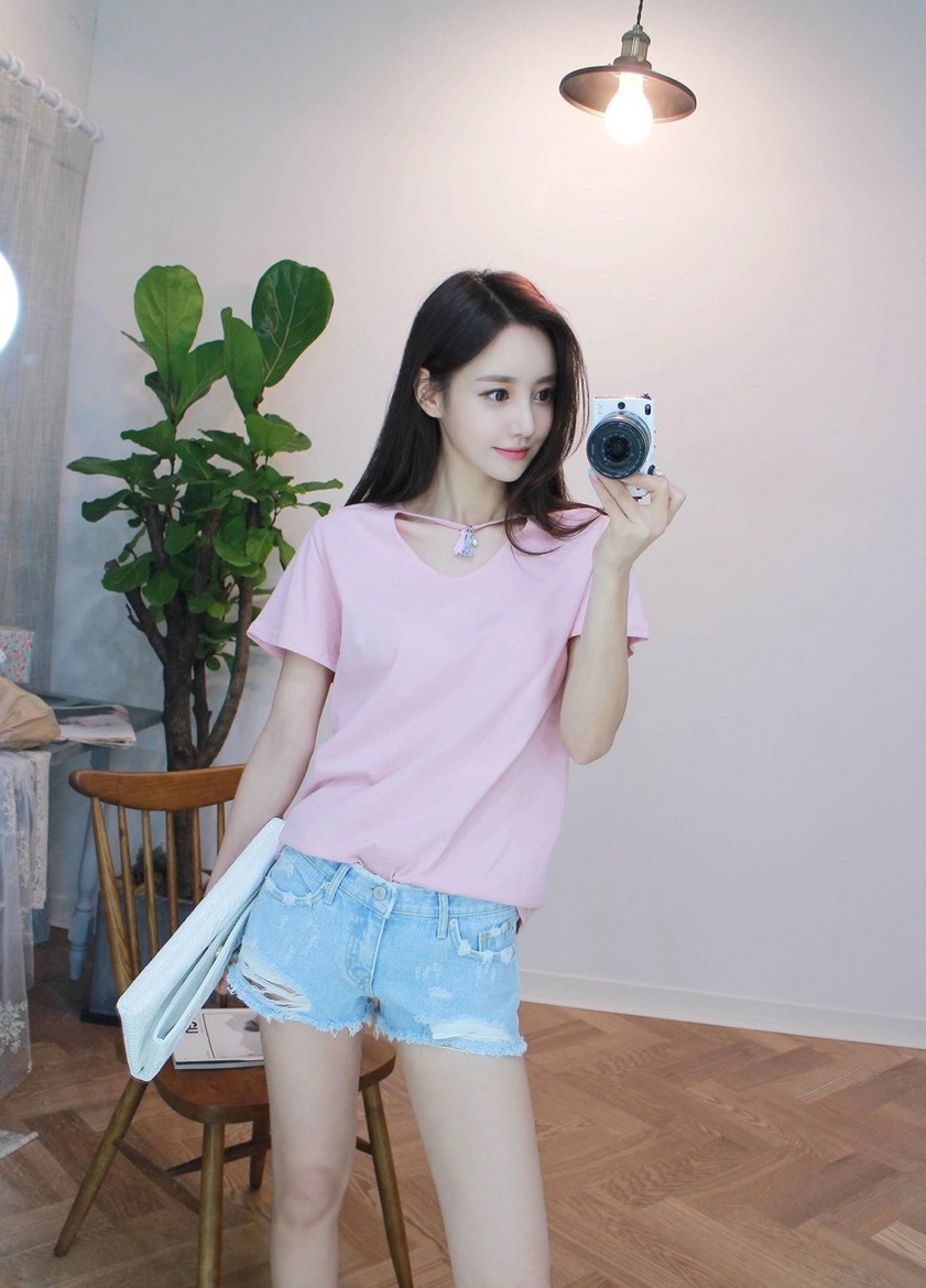 人气美女百变时尚化妆镜前诱人自拍秀美腿