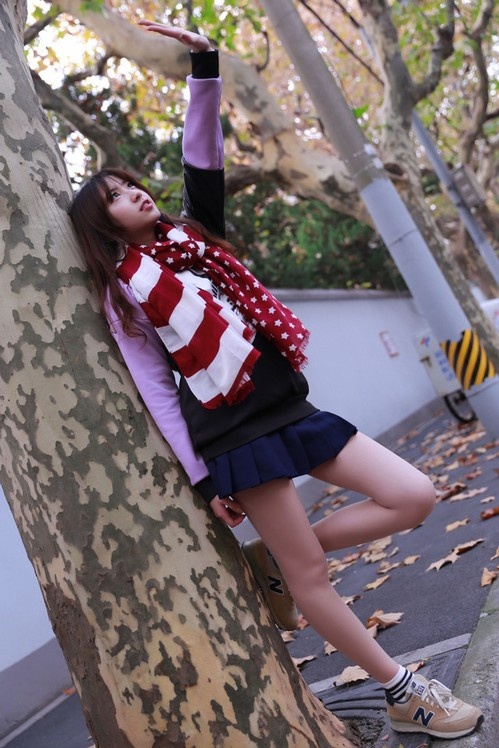 00后清纯稚嫩少女街头白皙长腿美拍图片