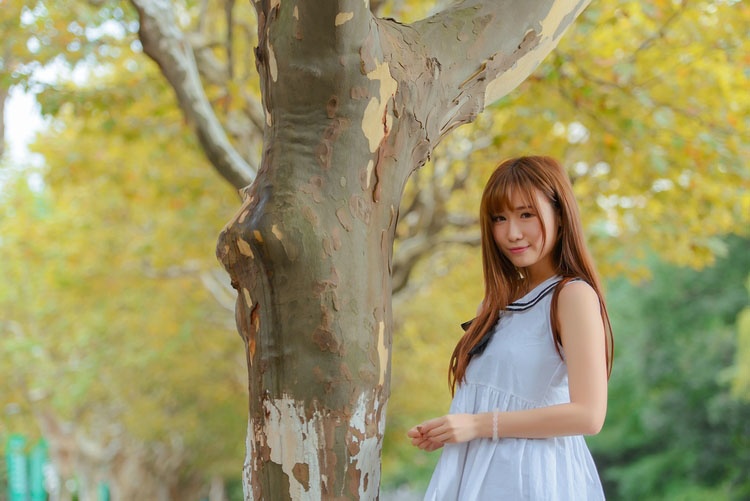 白皙甜美校花少女超短连衣裙秀美腿