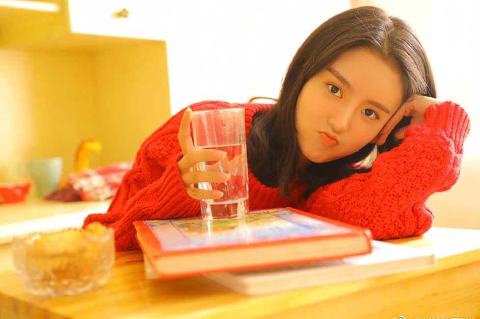 清纯学生妹室内粉嫩美腿私房写真照片