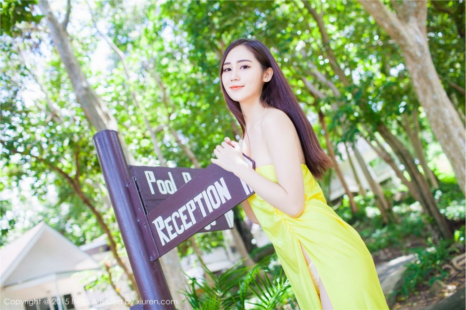 大长腿美女SISY思低胸高叉裙诱惑写真