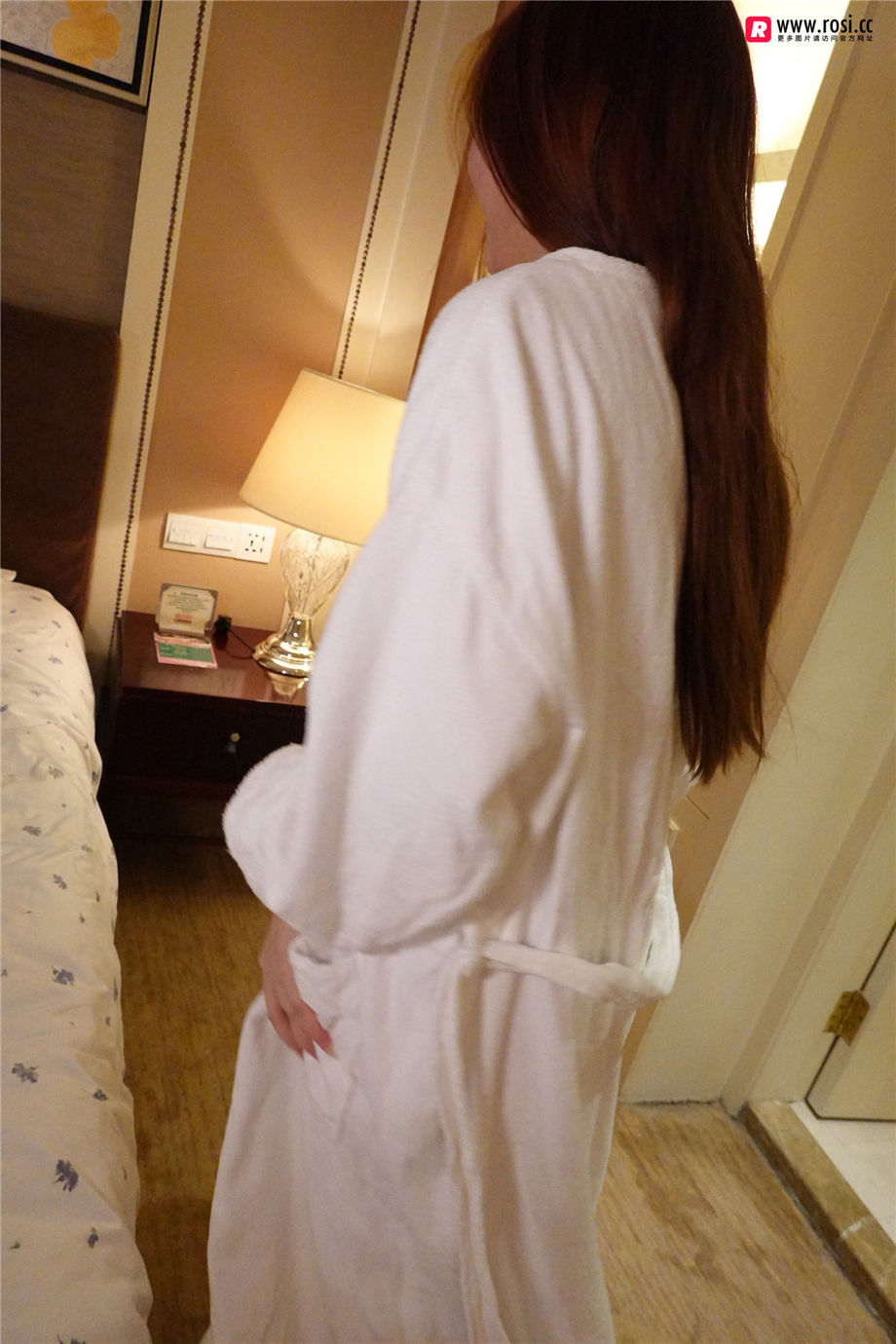 ROSI写真 翘臀美少女酒店撩人私拍人体艺术大尺度写真图片