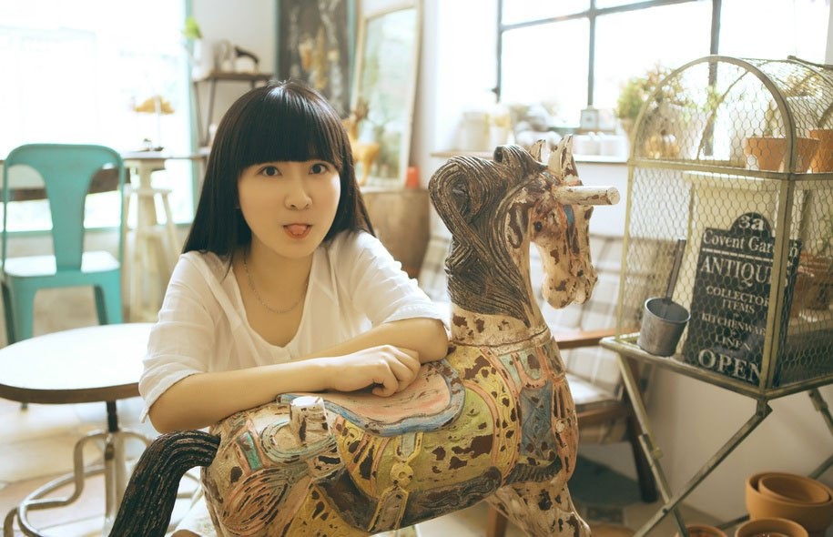 小清新齐刘海美女午后时光咖啡馆惬意写真