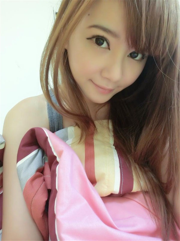 俏皮白嫩萝莉可爱迷人私房小露酥胸自拍