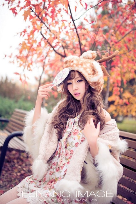 卷发羊毛衣御姐高贵气质深秋枫林美腿写真图片