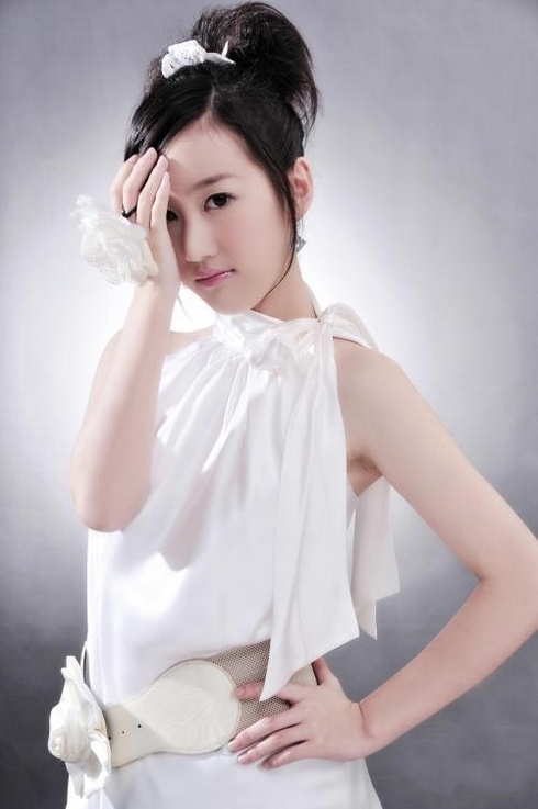 俏皮可人清纯90后美女刘美含艺术照