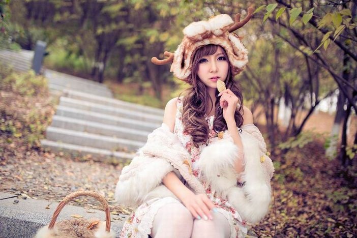 卷发羊毛衣御姐高贵气质深秋枫林美腿写真图片