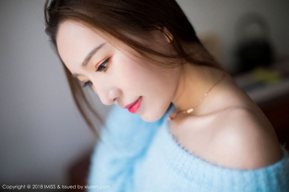 白皙美女金美辛香肩半裸私房脱衣性感挑逗