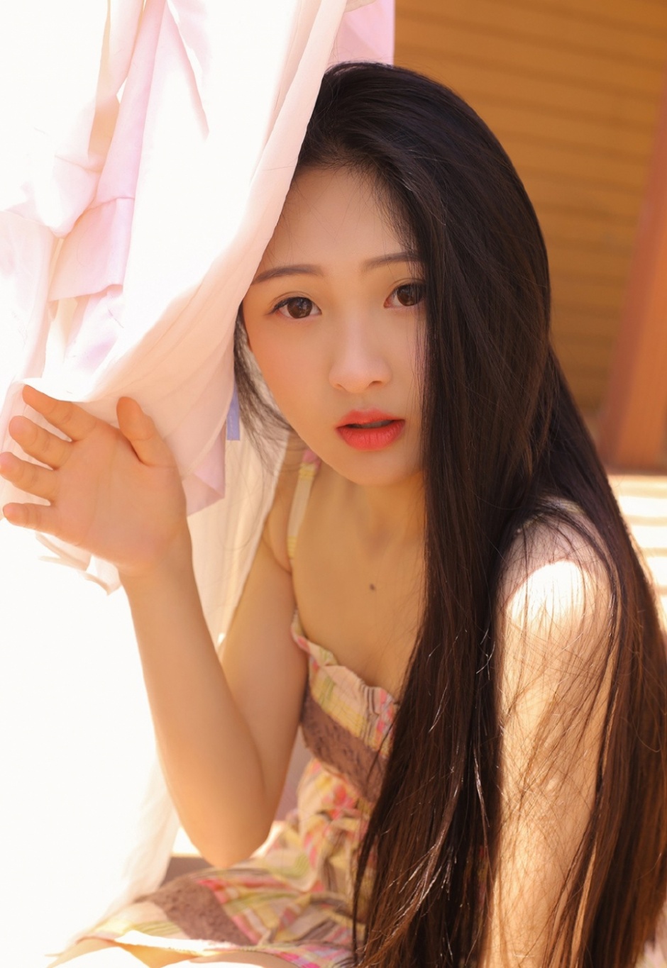 性感吊带美女长发披肩艳若桃李阳光下迷人写真