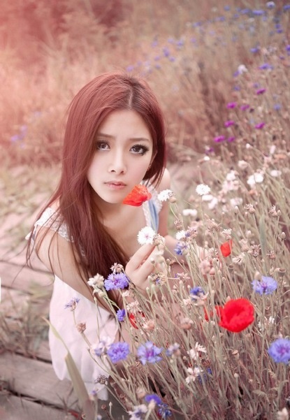 超漂亮的清纯气质混血美女花丛中梦幻写真