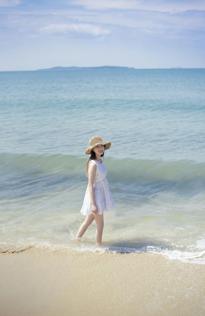 白裙清纯美女阳光沙滩美腿白嫩如霜图片
