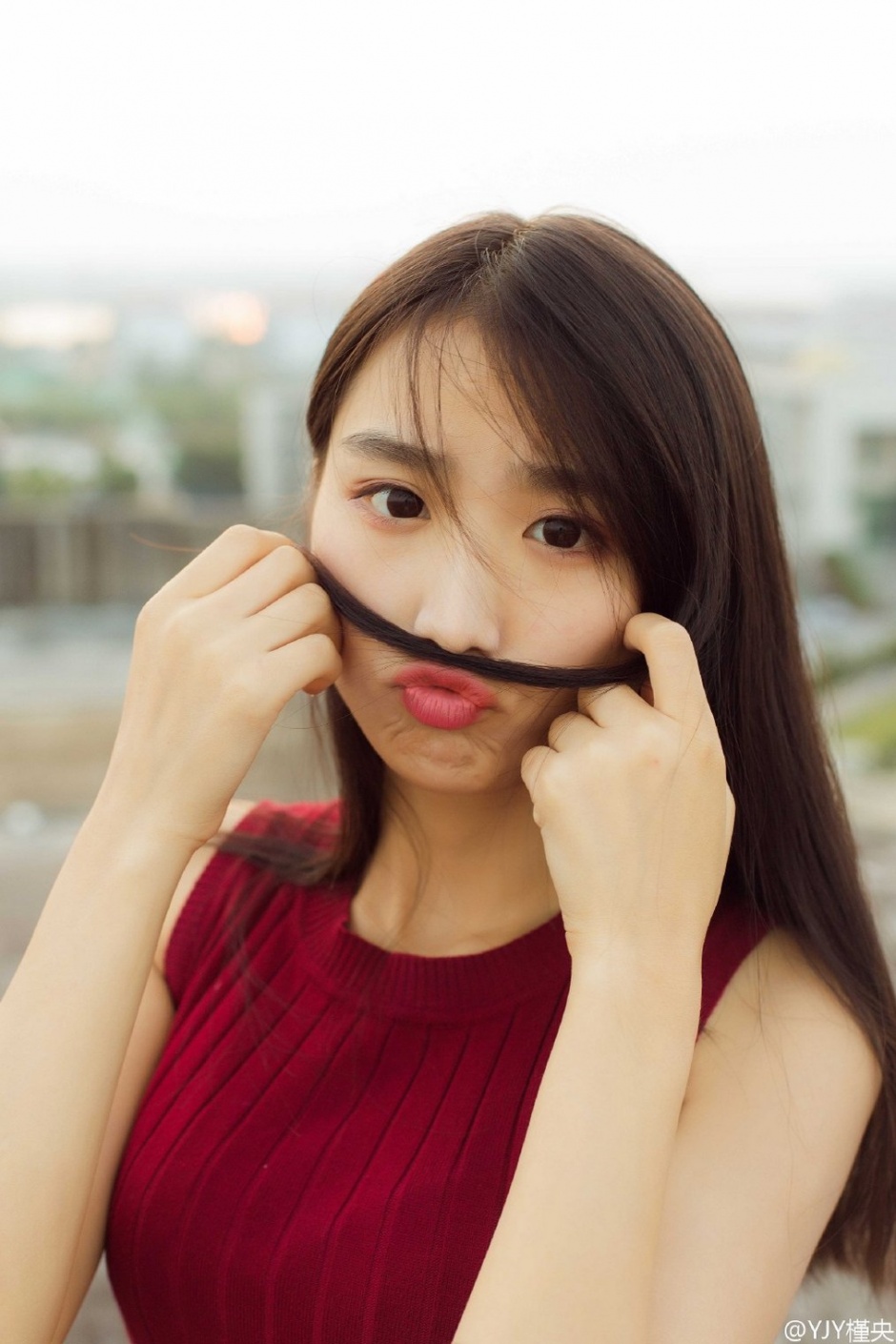 气质女神烈焰红唇迷人写真照