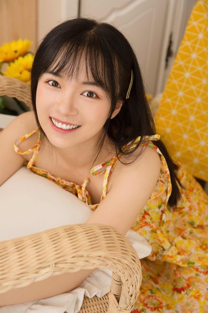 明眸皓齿邻家少女吊带花裙娇羞含情写真图片