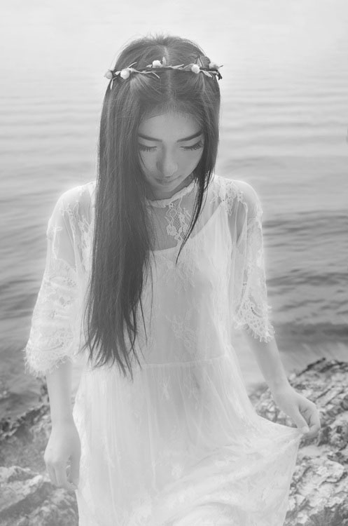 网红女神海边白色长裙秀丽脱俗写真图片